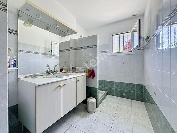 Maison à vendre à ANCENIS avec vie de plain-pied, 4 chambres, bureau, garage et jardin clos.