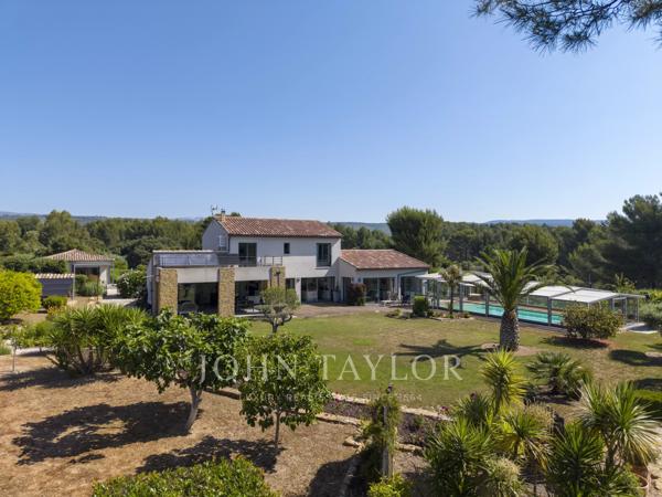 Villa contemporaine de prestige avec dépendance et terrain paysager