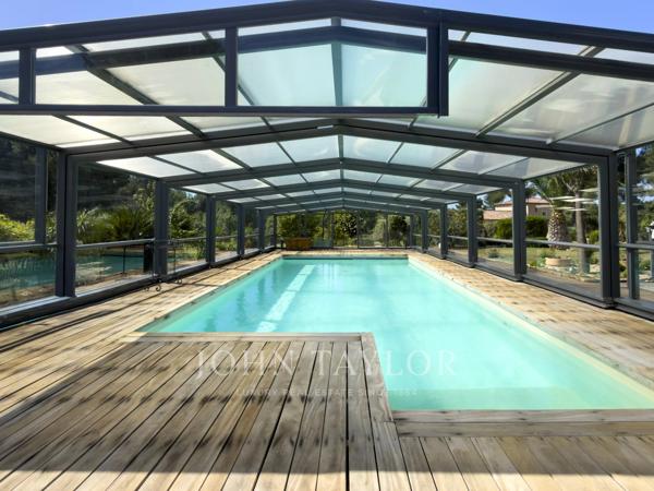 Villa contemporaine de prestige avec dépendance et terrain paysager