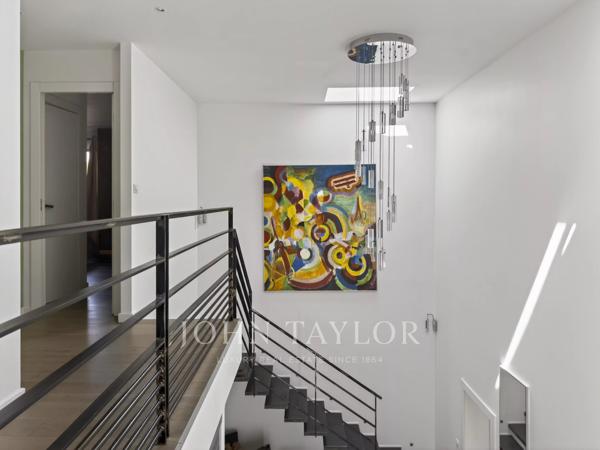 Villa contemporaine de prestige avec dépendance et terrain paysager