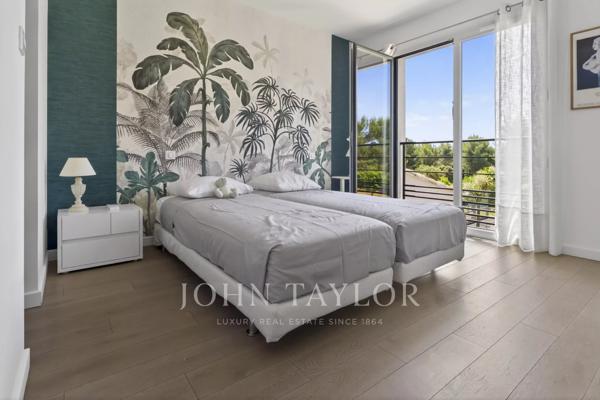 Villa contemporaine de prestige avec dépendance et terrain paysager