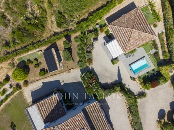Villa contemporaine de prestige avec dépendance et terrain paysager
