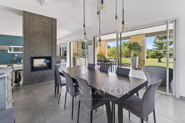 Villa contemporaine de prestige avec dépendance et terrain paysager