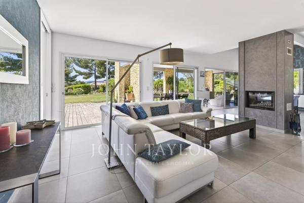 Villa contemporaine de prestige avec dépendance et terrain paysager