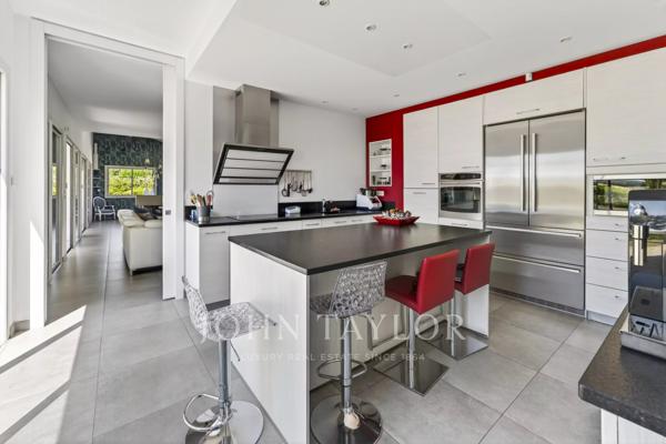 Villa contemporaine de prestige avec dépendance et terrain paysager