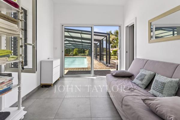 Villa contemporaine de prestige avec dépendance et terrain paysager