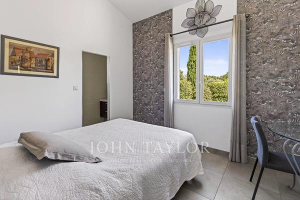 Villa contemporaine de prestige avec dépendance et terrain paysager