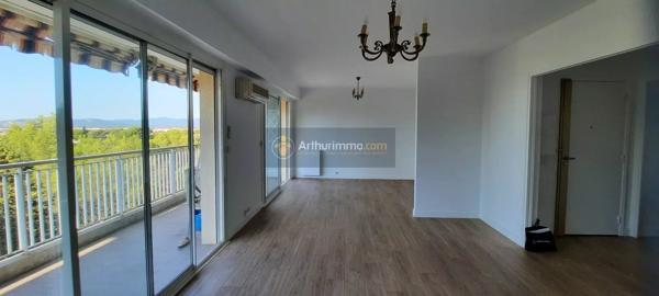 Location                                                      Appartement
                        
                     3 pièces                                         à Saint-Raphaël