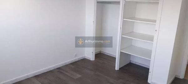 Location                                                      Appartement
                        
                     3 pièces                                         à Saint-Raphaël