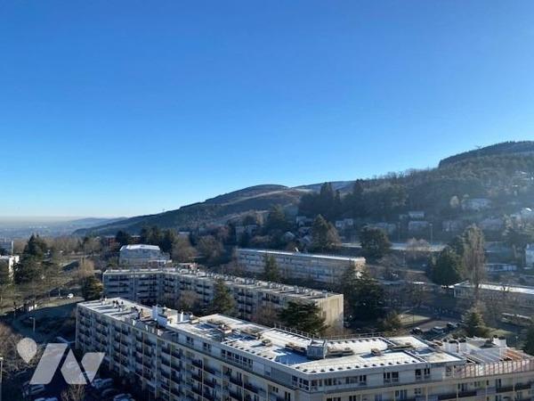 Un appartement de type T6 de 110.90m² surface Carrez, au 16ème et dernier étage avec ascenseur d?