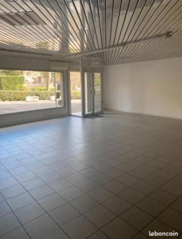 EXCLUSIVITE , MANOSQUE, LOCAL COMMERCIAL de 144 m² en RDC de l'immeuble du MANUESCA