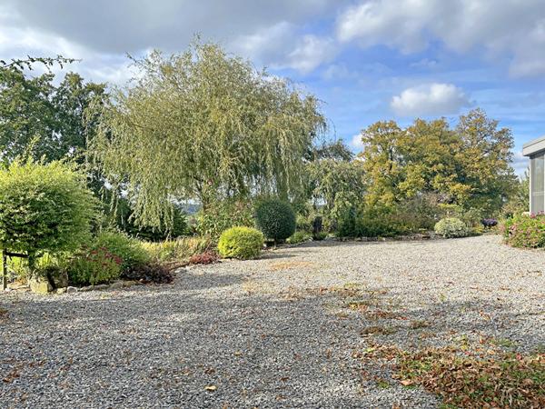 Propriété de 8 pièces de 225m2 avec hangar de 400m2 sur terrain de 7000m2