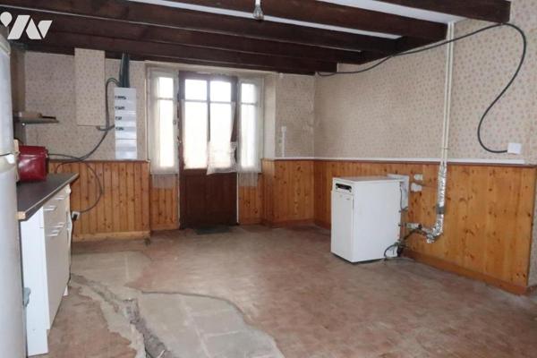 CHEFFOIS, EN CAMPAGNE, DANS UN SECTEUR CALME, MAISON D'HABITATION ANCIENNE A FINIR DE RENOVER.