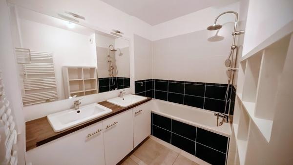 Dernier étage, parking, terrasse 70 m² vue étangs