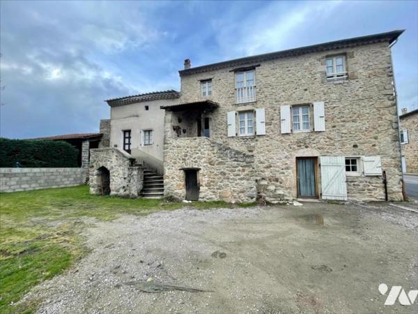 Ensemble immobilier en pierres