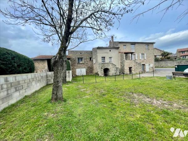 Ensemble immobilier en pierres