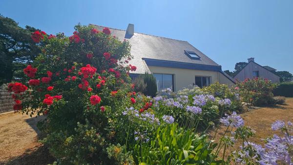 Vue mer partielle , accès aux plages à moins de 100 mètres.