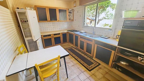 Vue mer partielle , accès aux plages à moins de 100 mètres.