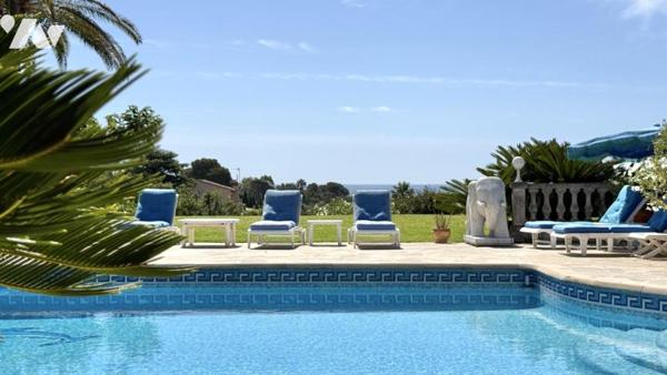 SAINT-AYGULF / LES ISSAMBRES – Villa de prestige rénovée avec vue mer, piscine et parc paysager