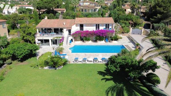 SAINT-AYGULF / LES ISSAMBRES – Villa de prestige rénovée avec vue mer, piscine et parc paysager