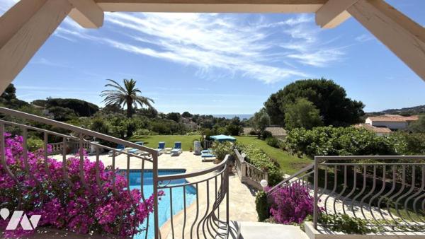SAINT-AYGULF / LES ISSAMBRES – Villa de prestige rénovée avec vue mer, piscine et parc paysager