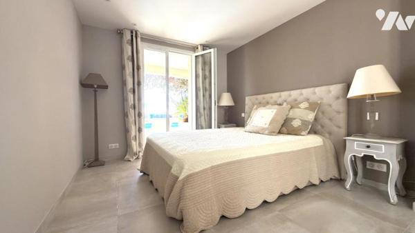 SAINT-AYGULF / LES ISSAMBRES – Villa de prestige rénovée avec vue mer, piscine et parc paysager