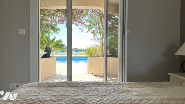 SAINT-AYGULF / LES ISSAMBRES – Villa de prestige rénovée avec vue mer, piscine et parc paysager
