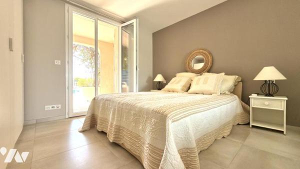 SAINT-AYGULF / LES ISSAMBRES – Villa de prestige rénovée avec vue mer, piscine et parc paysager