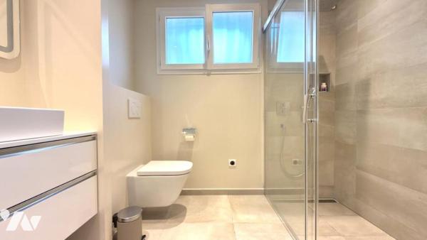 SAINT-AYGULF / LES ISSAMBRES – Villa de prestige rénovée avec vue mer, piscine et parc paysager
