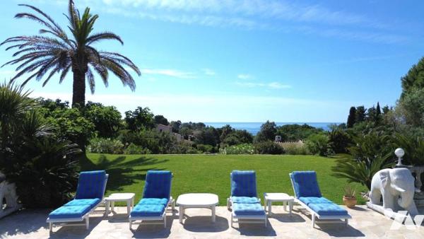 SAINT-AYGULF / LES ISSAMBRES – Villa de prestige rénovée avec vue mer, piscine et parc paysager
