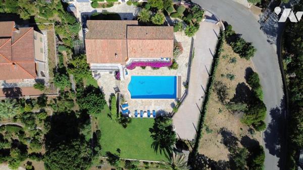 SAINT-AYGULF / LES ISSAMBRES – Villa de prestige rénovée avec vue mer, piscine et parc paysager