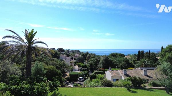 SAINT-AYGULF / LES ISSAMBRES – Villa de prestige rénovée avec vue mer, piscine et parc paysager