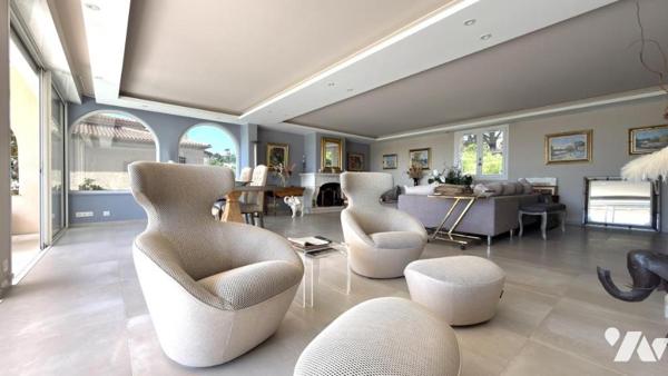 SAINT-AYGULF / LES ISSAMBRES – Villa de prestige rénovée avec vue mer, piscine et parc paysager