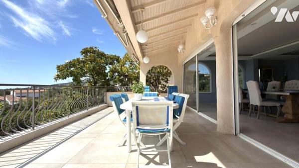 SAINT-AYGULF / LES ISSAMBRES – Villa de prestige rénovée avec vue mer, piscine et parc paysager