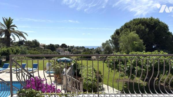 SAINT-AYGULF / LES ISSAMBRES – Villa de prestige rénovée avec vue mer, piscine et parc paysager