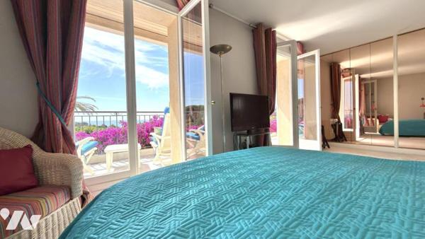 SAINT-AYGULF / LES ISSAMBRES – Villa de prestige rénovée avec vue mer, piscine et parc paysager