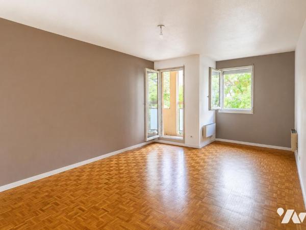 Grand T2 traversant de 60,59 m² avec balcon, cave et parking