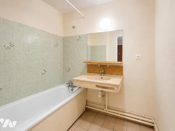 Grand T2 traversant de 60,59 m² avec balcon, cave et parking