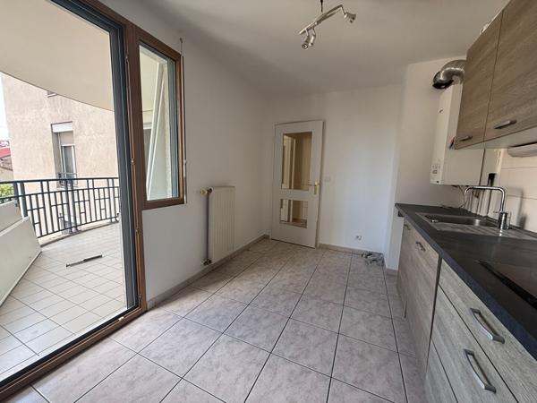 Appartement T3 Villeurbanne Gratte ciel, balcon à vivre, cuisine équipée, rénové, possibilité garage, DPE C
