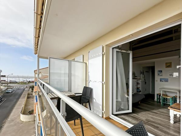 Studio mezzanine rénové - vue latérale sur l'océan