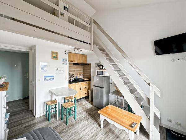 Studio mezzanine rénové - vue latérale sur l'océan