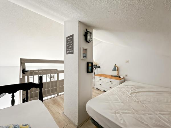 Studio mezzanine rénové - vue latérale sur l'océan