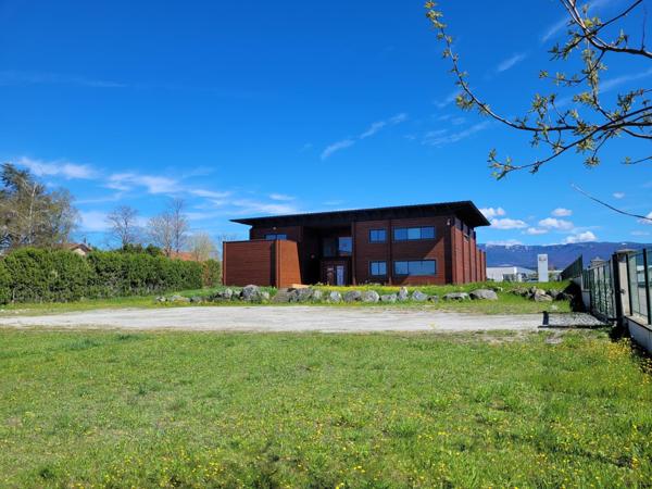 Local commercial/bureaux de 457m² avec terrain divisible et constructible