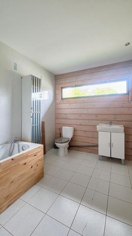 Local commercial/bureaux de 457m² avec terrain divisible et constructible