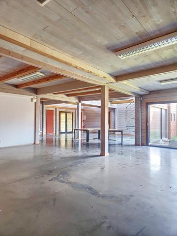 Local commercial/bureaux de 457m² avec terrain divisible et constructible