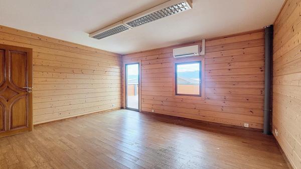 Local commercial/bureaux de 457m² avec terrain divisible et constructible