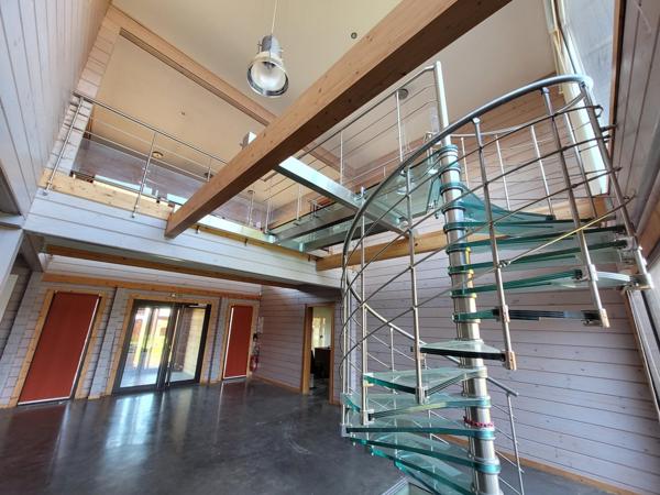 Local commercial/bureaux de 457m² avec terrain divisible et constructible