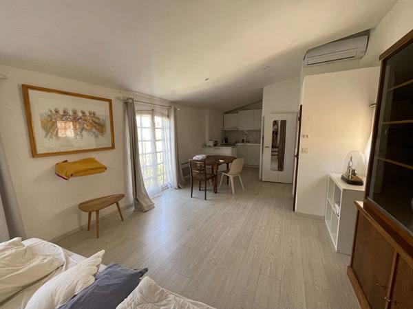 A LOUER - PLACE D ALBERTAS - RARE A LA LOCATION - GRAND STUDIO MEUBLE