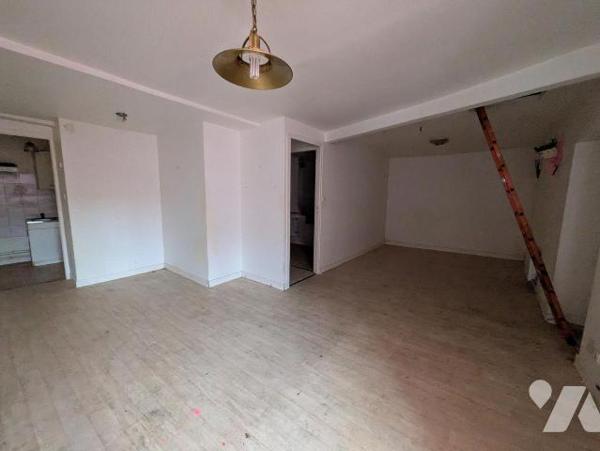 Dans le centre de Guichen, proche de toutes les commodités, ensemble immobilier comprenant un l...