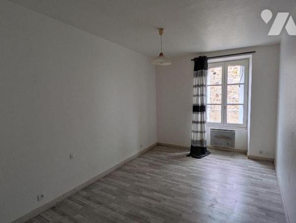 Dans le centre de Guichen, proche de toutes les commodités, ensemble immobilier comprenant un l...